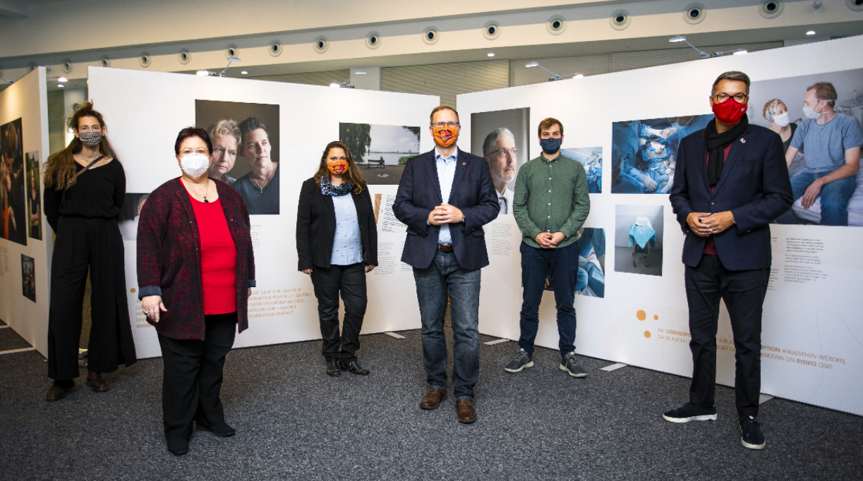v.r.n.l.: Thomas Westphal (Oberbürgermeister Stadt Dortmund), Benedikt Ziegler (Fotograf), Stefan Palmowski (Vorsitzender des Netzwerkes Organspende NRW e.V.), Konstanze Birkner (Geschäftsführerin des Netzwerkes Organspende NRW e.V.), Bärbel Brünger (Verband der Ersatzkassen NRW), Jasmin Keune-Galeski (Grafik)