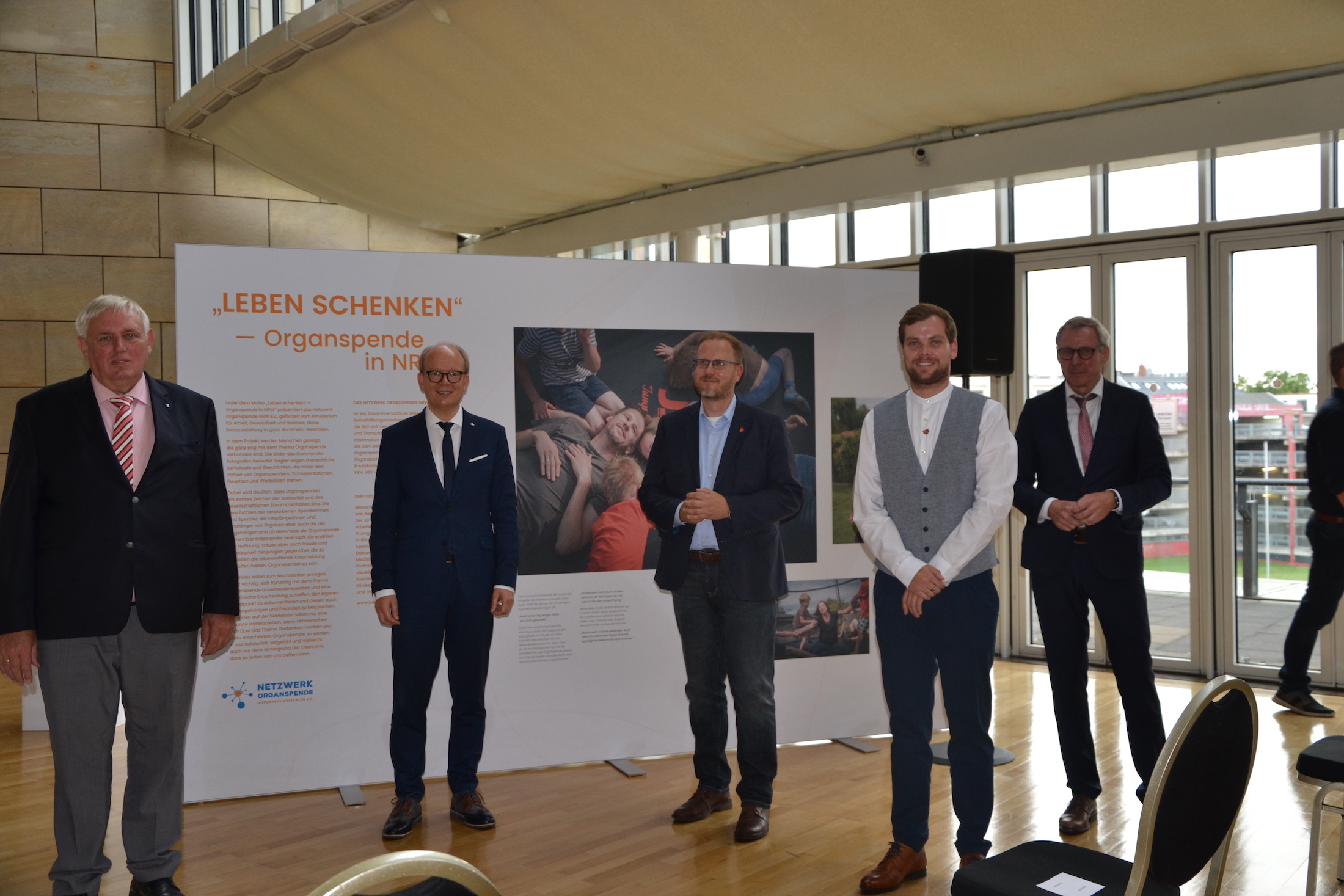 NRW-Gesundheitsminister Karl-Josef Laumann, Landtagspräsident André Kuper, Stefan Palmowski, Vorsitzender des Netzwerks Organspende NRW e.V., Fotograf Benedikt Ziegler und Ulrich Adler (Techniker Krankenkasse NRW)