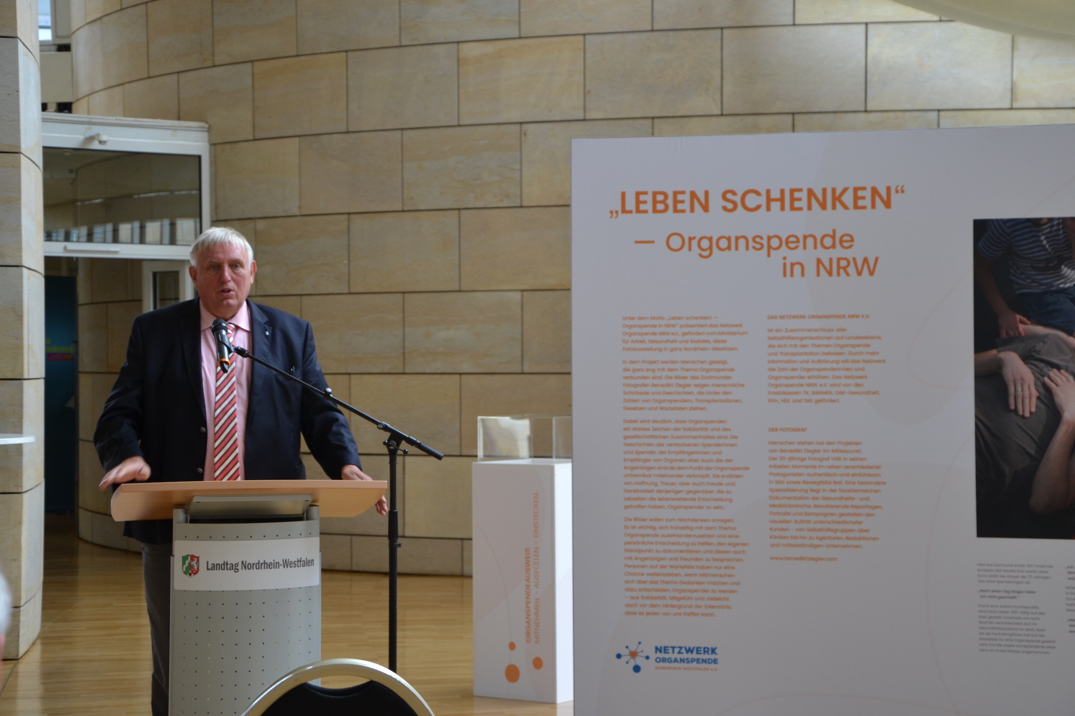 Nordrhein-Westfalens Gesundheitsminister Karl-Josef Laumann bei der Eröffnung der Ausstellung