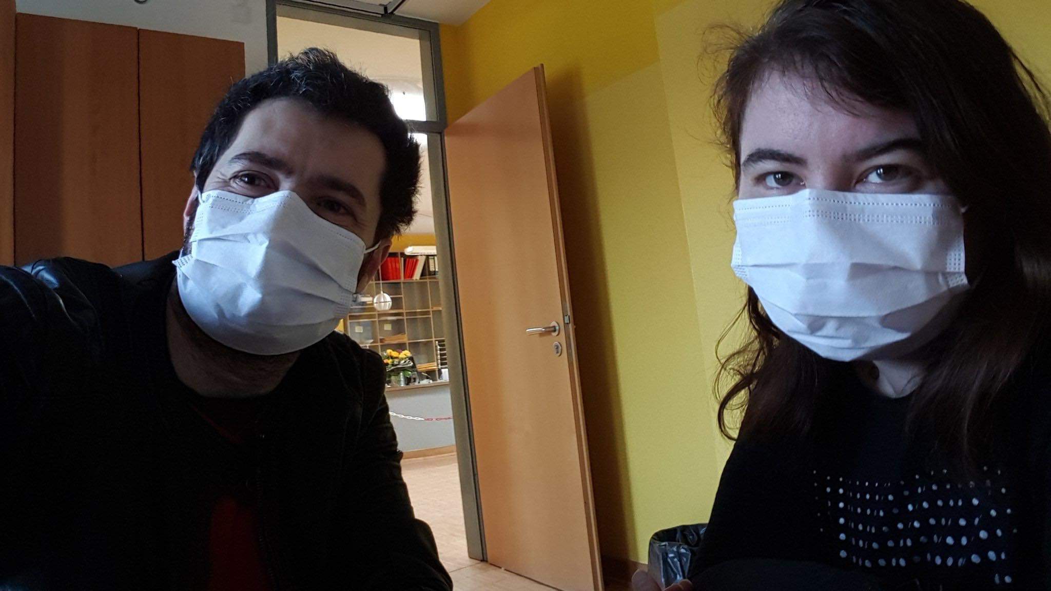 Tatjana und Ehemann Hélder mit Mund-Nasen-Maske.