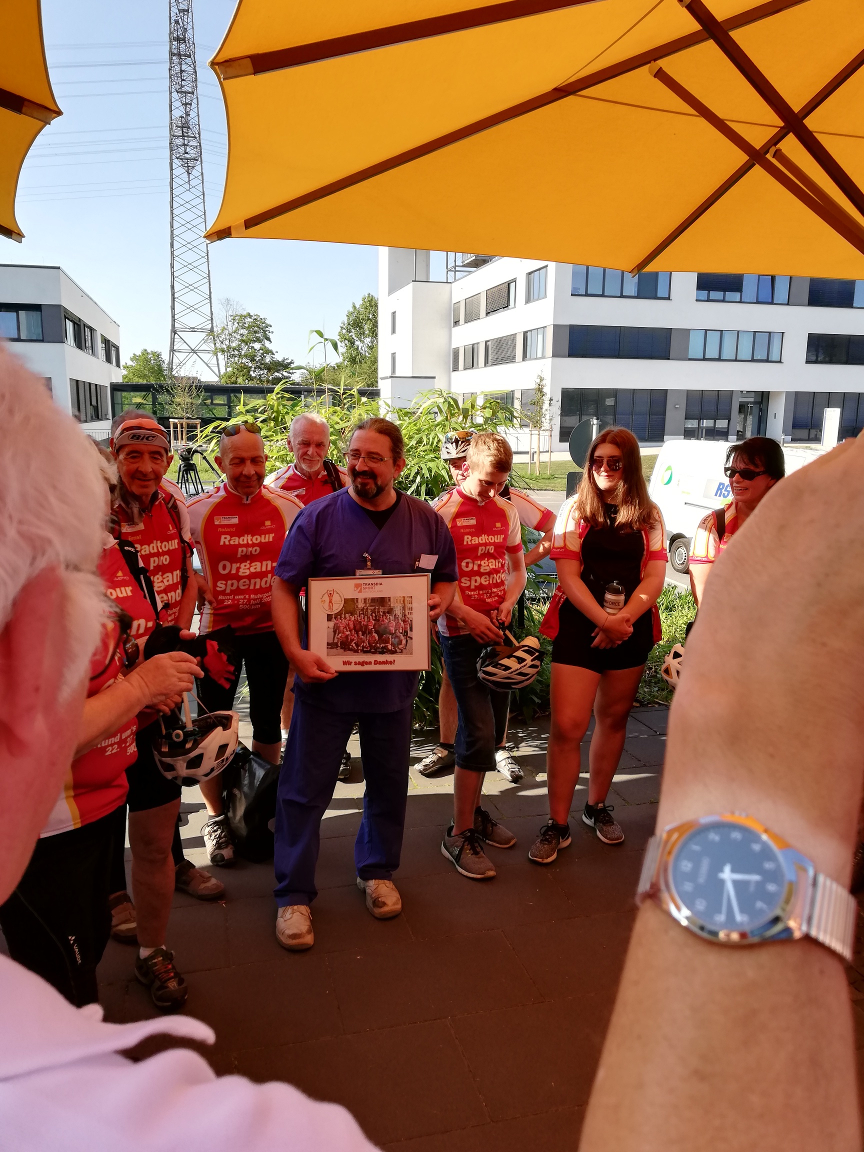Transplantationsbeauftragter Dr. Hilal Yahya beim Meinungsaustausch mit den Radfahrern am Evangelischen Klinikum Niederrhein in Duisburg. © Klauspeter Hennes